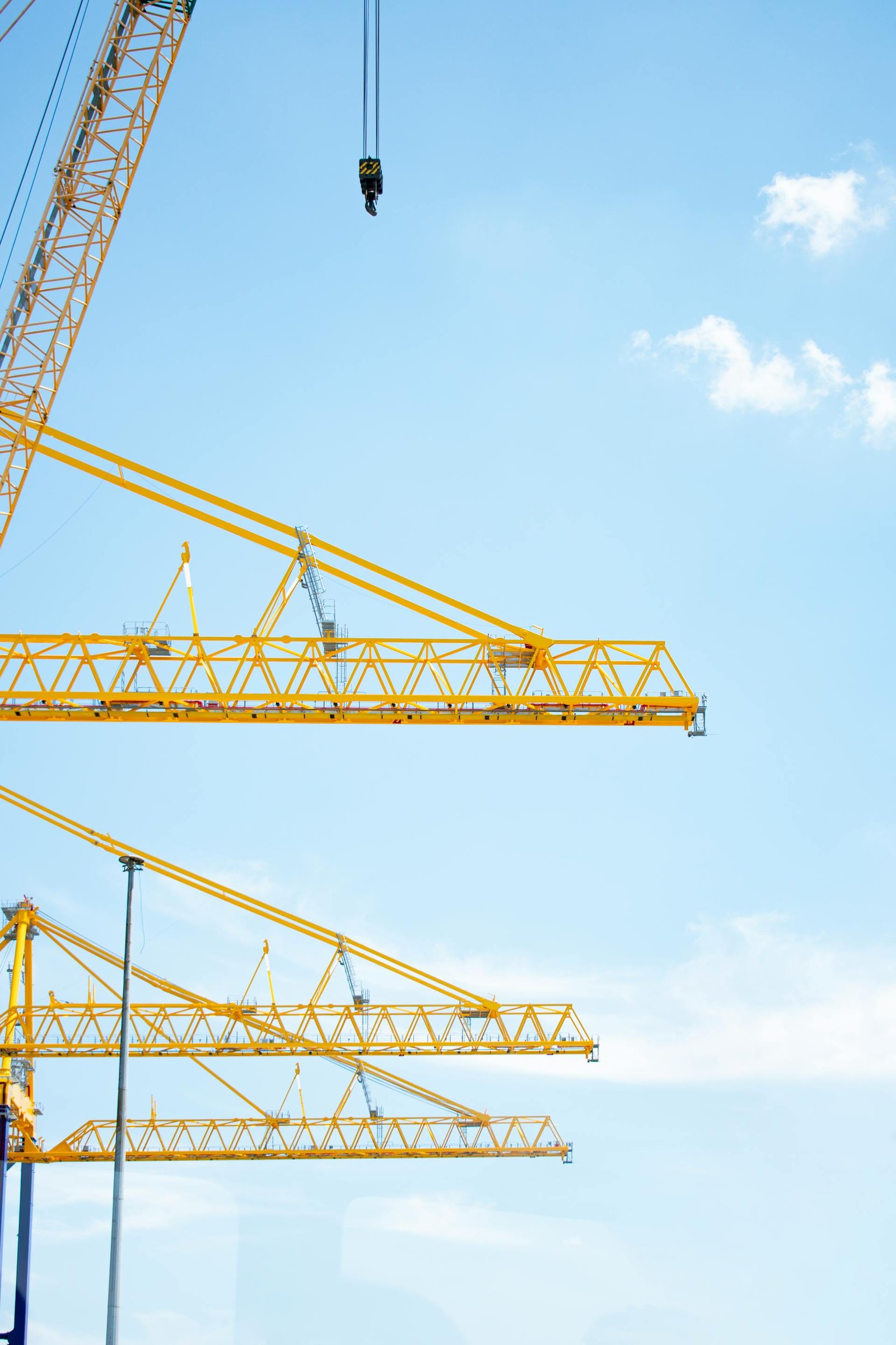Chantier Construction FDA 360 — grue et bâtiment en construction